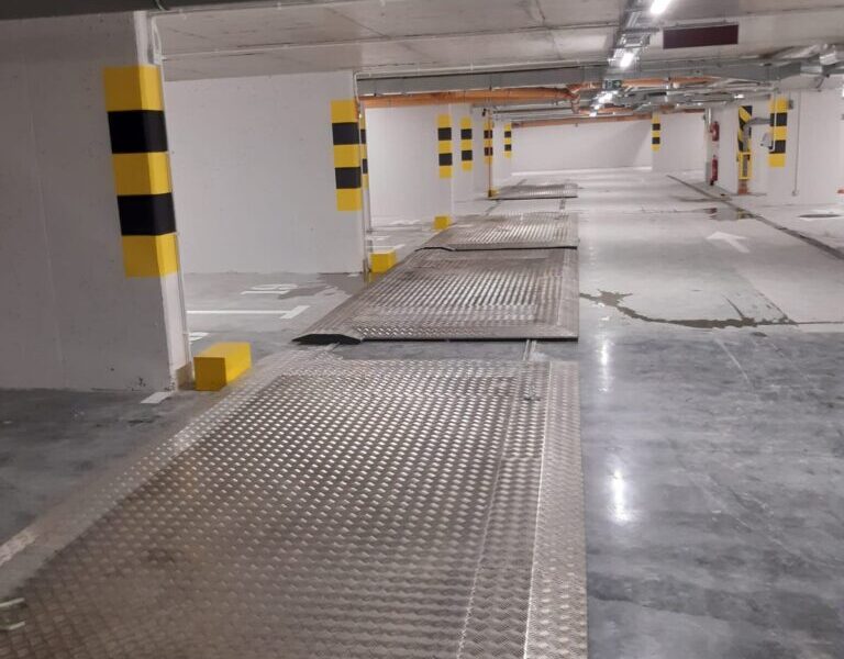 Podnośnik samochodowy typu NKFR, palety poprzecznie przesuwne NK6501 i podłużnie przesuwne NK6401